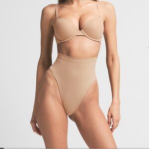 SKIMS Seamless Sculpt Mid Waist Thong in Clay Size Large NWOT